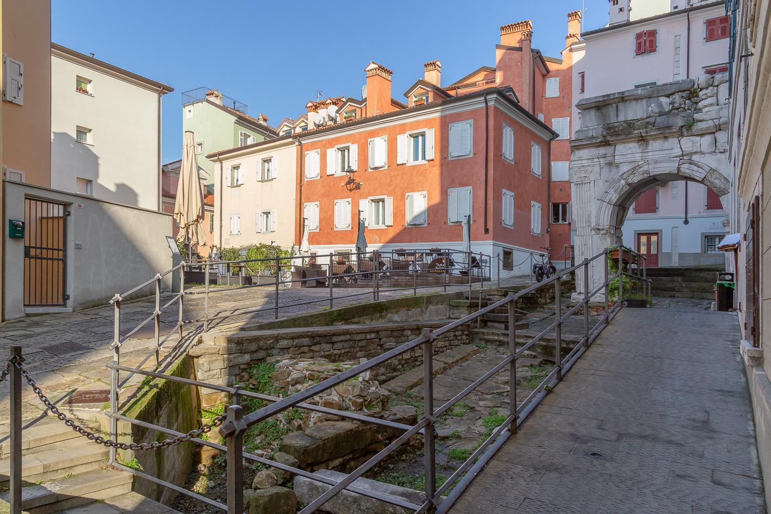 Casa Vacanze Penelope In Centro Storico Trieszt Kültér fotó